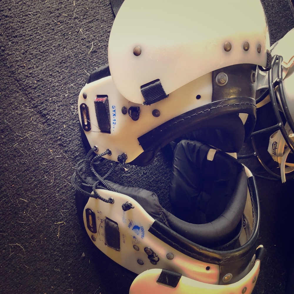 Youth shoulder pads for football
